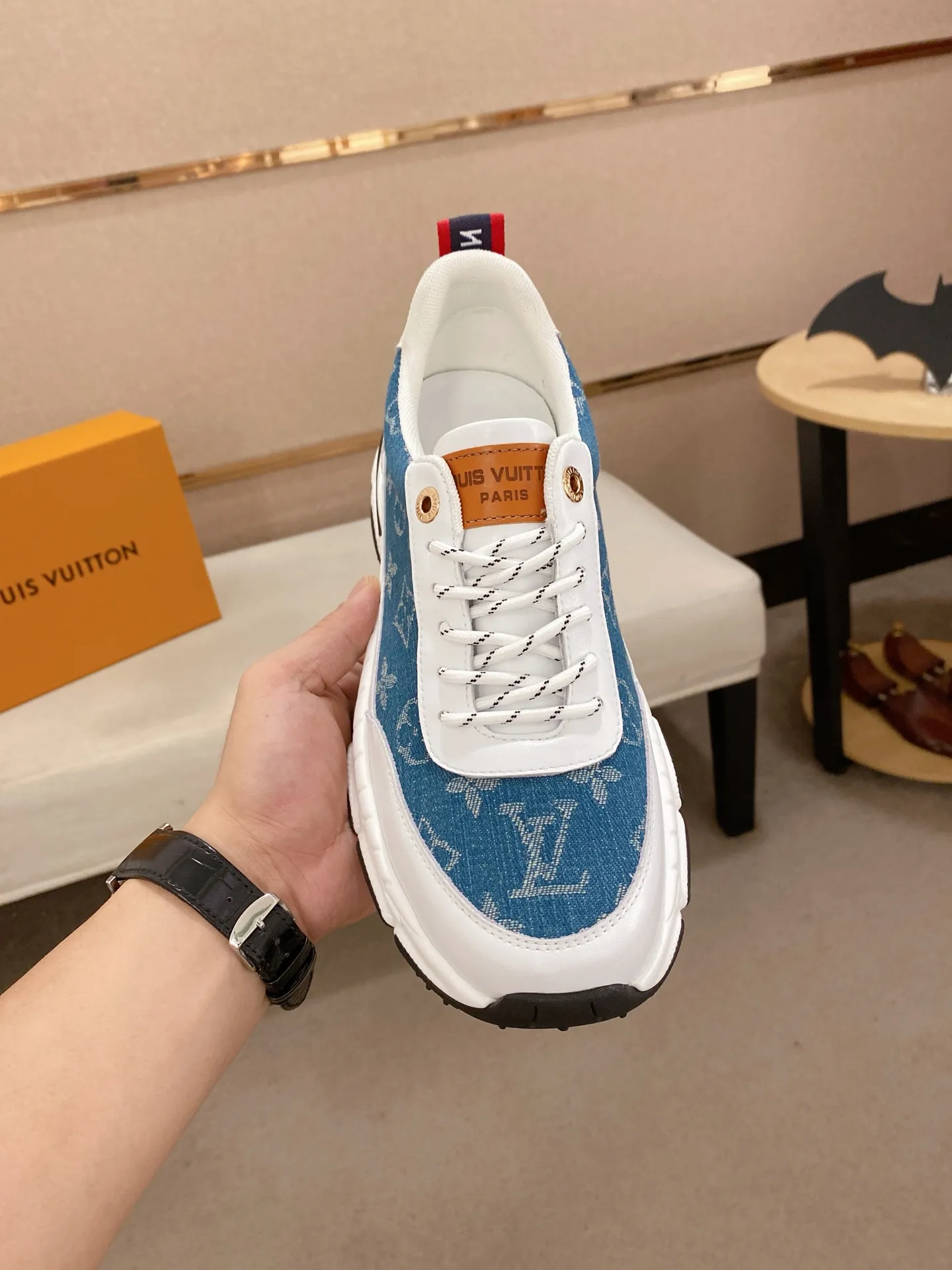 Men's shoes💰 442💰Louis Vuitton (Louis Vuitton/LV) top 🔍🔍 new models are on sale at the same time, the upper 🇮🇹 imported Italian first-layer cowhide, fully imported breathable mesh lining 💪💪, completely 1⃣️compared 1⃣️Reproduction🇮🇹💪💪, ⚠Sole: The original sole is specially provided by the original factory, the exclusive movable molded sole is super comfortable, ⚠Original factory follow-up goods, 🔍🔍high quality, you can enter and leave the counter at will, welcome to compare⚠. Code number: 38-44. Can be customized for 45 non-refundable!